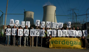 Os ecoloxistas de Verdegaia manifest&aacute;ronse perante a central t&eacute;rmica das Pontes
