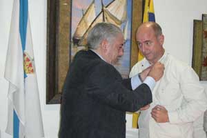 O presidente do Centro Gallego de Puerto La Cruz, Manuel Sinde, imp&oacute;n a Santiago Camba o Bot&oacute;n de Ouro.