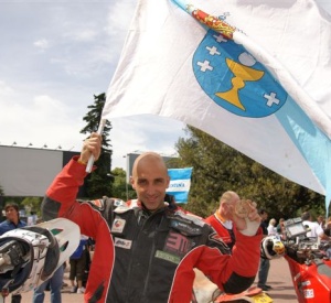 Fran Gómez Pallas abala unha bandeira galega para celebrar a súa chegada a Bos Aires