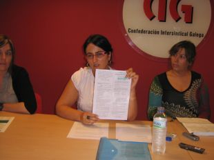 Representantes de traballadores ensinan fotocopias do DOG onde figuran os concursos p&uacute;blicos