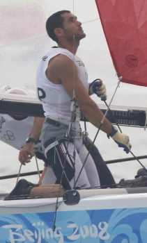Ant&oacute;n Paz retocando as velas durante os &uacute;ltimos Xogos Ol&iacute;mpicos