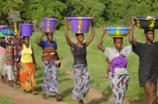 En Mooland&eacute;, Sembene trata o tema da ablaci&oacute;n e relata o enfrontamento dun grupo de mulleres aos homes para salvar a s&uacute;as fillas do ritual