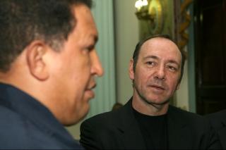 Spacey e Ch&aacute;vez no Palacio de Miraflores
