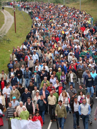 Cabeza da manifestaci&oacute;n a p&eacute; dende Amio at&eacute; San Caetano