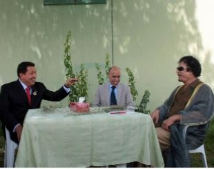 Ch&aacute;vez e Gaddafi en Libia