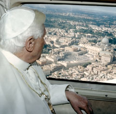 Bieito XVI albisca o Vaticano dende un avi&oacute;n