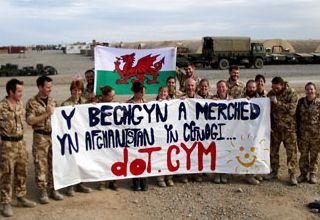 Soldados brit&aacute;nicos en Afganist&aacute;n apoiando o ".cym" para o gal&eacute;s