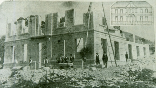 Arbo,1925. Construci&oacute;n da &ldquo;Escuela Modelo&rdquo;, instituci&oacute;n escolar que promoveu a Sociedade Hijos de Arbo desde Arxentina, inaugurado en 1930