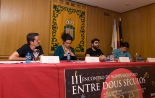Imaxe da primeira mesa das xornadas: Rubén Ruibal, Oriana Méndez, Mario Regueira e María Xesús Nogueira