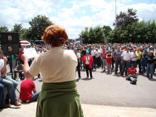 Asemblea dos gandeiros na que decidiron non retirar os seus tractores at&eacute; a decisi&oacute;n que se tome en Madrid este luns / SLG