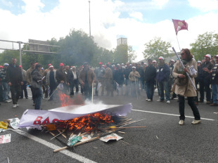 Malia que non houbo incidentes de consideraci&oacute;n, os gandeiros fixeron ru&iacute;do en Madrid. Fotos: SLG