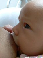 Un meni&ntilde;o mama. Flickr: Virginia Zuluaga