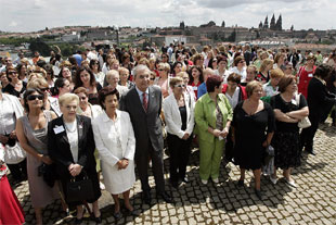 Emilio P&eacute;rez Touri&ntilde;o, presidente da Xunta, e Dolores Villarino, presidenta do Parlamento, xunto coas representantes dos colectivos sociais