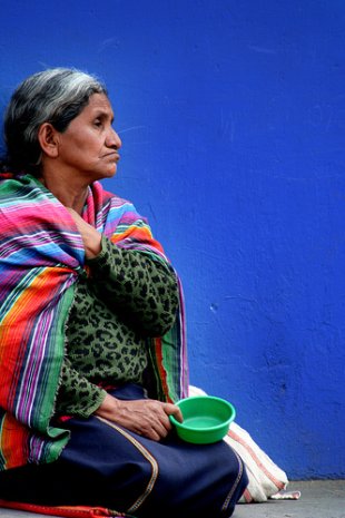 Unha muller pide en Guatemala. Flickr: Iv&aacute;n Castro