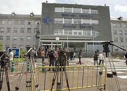 Os medios de comunicación agardaban a saída de De Juana ás portas do hospital, en Donostia esta cuarta feira