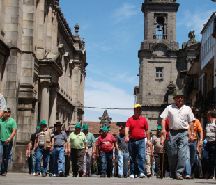 Os produtores mestur&aacute;ronse nas r&uacute;as de Compostela cos turistas propios destas datas / SLG