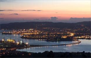 Imaxe da r&iacute;a de Ferrol na noite