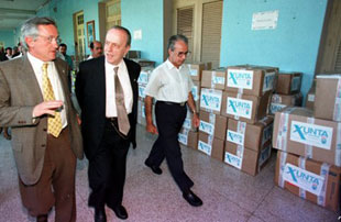 Fraga e o ex conselleiro de Sanidade Hern&aacute;ndez Coch&oacute;n en Cuba (1-11-1998)
