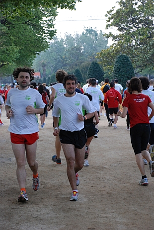 Dous membros do Riguilete prepar&aacute;ndose para a "Cursa dels Bombers" o domingo 5 de abril. (Foto de Julio Quintas)