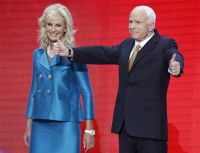John McCain, acompa&ntilde;ado pola s&uacute;a muller, Cindy