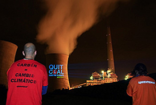 A acci&oacute;n ecoloxista durante a madrugada desta cuarta feira / Imaxes: Greenpeace