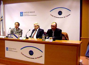 Edwin Yabo, agregado Cultural da Embaixada de Israel, o escritor Abraham B.Yehosh&uacute;a (centro) e Pedro G&oacute;mez-Valad&eacute;s