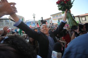S&oacute;crates festexando na r&uacute;a a vitoria