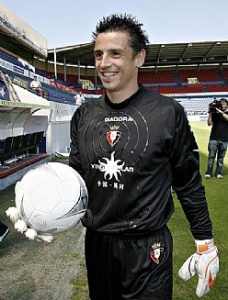 Roberto o d&iacute;a da s&uacute;a presentaci&oacute;n como xogador do Osasuna