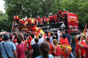 Os xogadores da selección española celebran a vitoria na Eurocopa polas rúas de Madrid / Flickr: heartindustry
