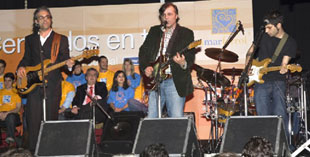 O grupo Los Limones no acto de presentaci&oacute;n da campa&ntilde;a do PPdeG en Ferrol
