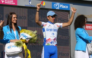 Seraf&iacute;n Mart&iacute;nez celebra a s&uacute;a vitoria na monta&ntilde;a