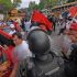 Polic&iacute;a antidisturbios cont&eacute;n simpatizantes da FSLN