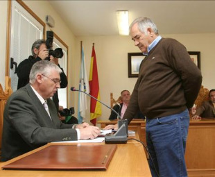 Eladio Cap&oacute;n, no momento no que tomou posesi&oacute;n (logo dunha moci&oacute;n de censura)