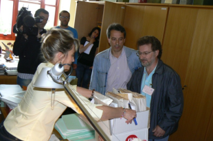 Dirixentes da CIG entregaron en xu&ntilde;o a iniciativa no Parlamento