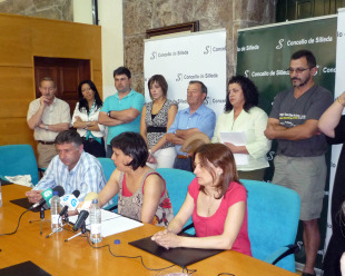 A alcaldesa de Silleda, Paula Fern&aacute;ndez (PSdeG) anunciando que aparta do goberno a Xerardo L&aacute;zara