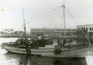 Embarcación con 12 homes á bordo co Berbés ao fondo (Vigo, 1963)