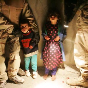 Cativos iraqu&iacute;s retidos por soldados estadounidenses durante un operativo nocturno / iraqsolidaridad.org