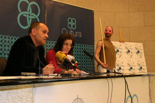 Ant&oacute;n Bao e Paloma Lugilde presentaron o programa no Pazo de San Marcos mentres o actor Alberte Cabarcos fac&iacute;a unha representaci&oacute;n