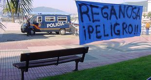 Unha trintena de axentes da Polic&iacute;a cargaron contra os presentes