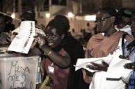 Mulleres angolanas exercendo o seu dereito ao voto