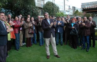Carlos Aymerich con dirixentes de 'M&aacute;is BNG'
