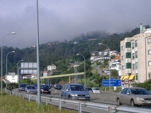 Os coches van pola AP9 ao seu paso por Chapela. Flickr: Tom&aacute;s Rodr&iacute;guez Ontiveros