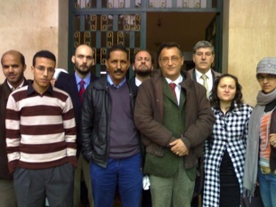 Rosana Navarro (segunda pola dereita), cos membros da delegaci&oacute;n e con activistas saharau&iacute;s &aacute;s portas do xulgado