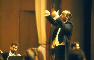Maximino Zumalave, dirixindo a Real Filharmonía de Galicia