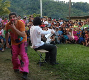Iv&aacute;n Prado, con Pallasos en Rebeld&iacute;a, en Chiapas