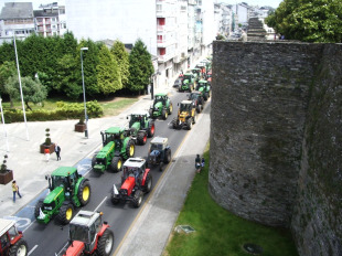 En Lugo, a Ronda da Muralla chegou a colapsarse co tr&aacute;nsito dos tractores / Imaxe: SLG