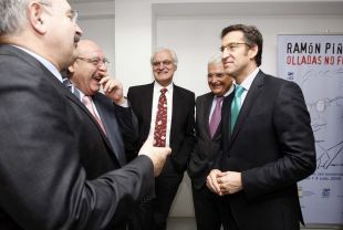 O presidente sa&iacute;nte da RAG, canda os tam&eacute;n acad&eacute;micos Ram&oacute;n Villares e V&iacute;ctor Freixanes, conversa con Feijoo nunha imaxe de arquivo