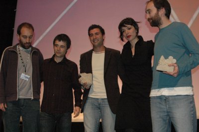 Nos estremos, Joaqu&iacute;n e Lautaro Mateo Morales e no centro, Jorge Pelicano, cos directores do festival, Anxo S&aacute;nchez e Sara Garc&iacute;a