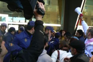 A Polic&iacute;a evitou pola forza que os traballadores entrasen no edificio / Foto: Z&eacute;lia Garcia