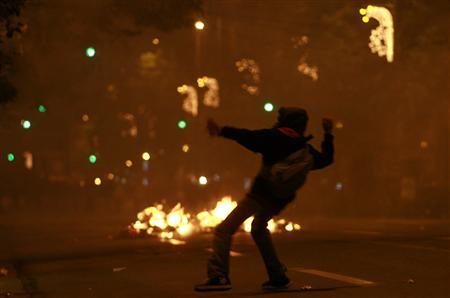 Imaxes dos enfrontamentos o xoves &aacute; noite / Reuters
